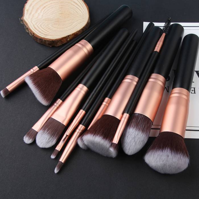 Wholesale 12 Makeup Brushes Private Label Black Wooden Handle Brush Set For Makeup Loose Powder Eyeshadow Blush Brushes